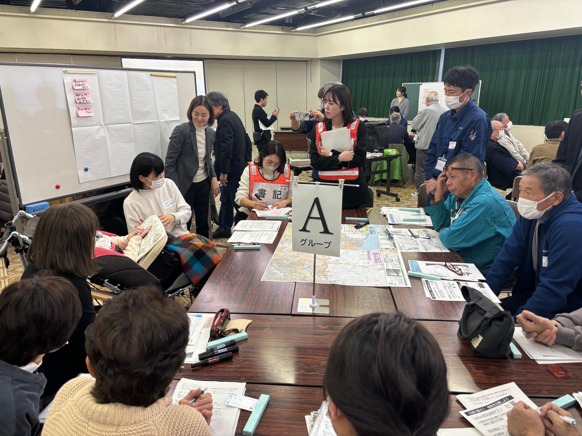 市の職員と自治会長や民生委員などが避難計画を話し合う様子
