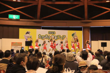 「たかおか食彩フェア」のステージでダンスを披露する少女たちの写真