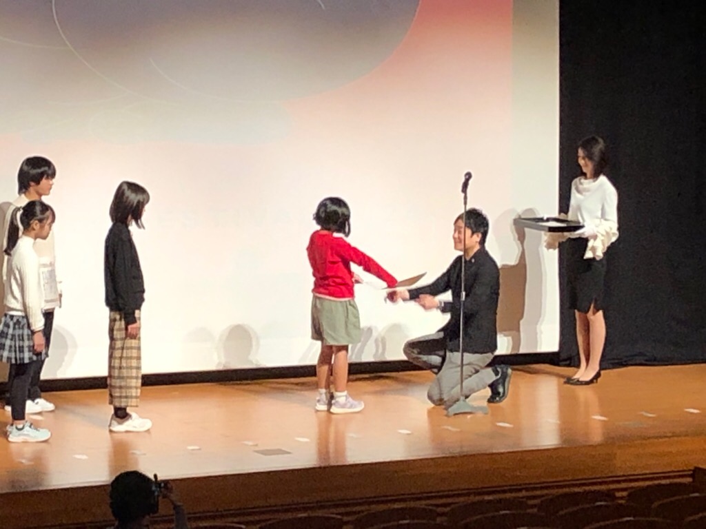 タカマチ映画祭で映画作成をした子供たちが参加証を受け取っている写真