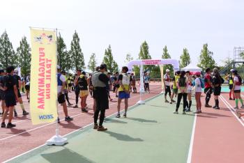 競技場のトラックの上で、トレイルランの開始を待つ参加者たちを写した写真