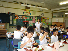 給食を食べている子どもたちの写真