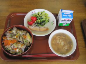 たかおか食19丼の日の給食の写真。丼もののご飯、汁物、魚、野菜、いちご、牛乳がある。