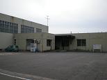灰色の壁をした建物を正面斜め前から撮影した写真