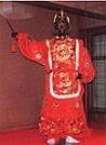 赤い装束を纏ったマネキンの写真