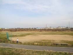 歩道のそばに野球のグラウンドがある写真