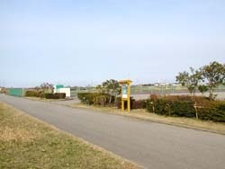 歩道の脇に黄色い看板がある写真