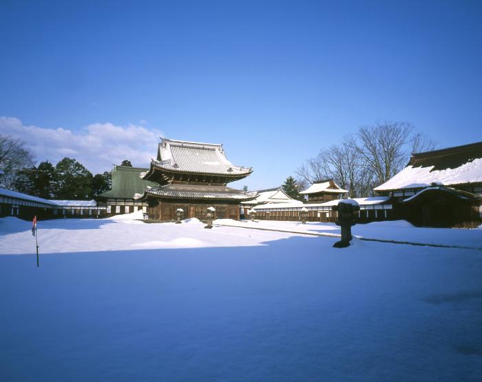 一面に雪が積もっている奥に瑞龍寺が収められた写真