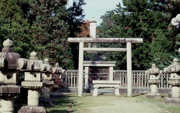 前田家の墓所の鳥居と門が収められた写真