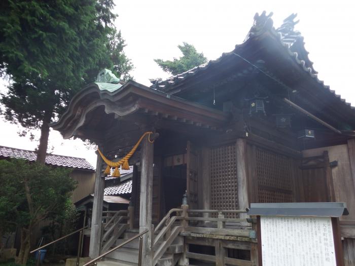 大手町の神明社の拝殿を正面右側から収めた写真
