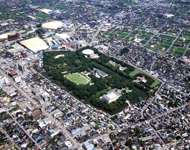 西側より俯瞰で撮影された、高岡城跡の空中写真