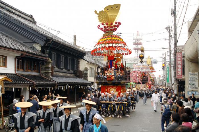 御車山祭にて高岡の街中を練り歩く、絢爛な御車山の写真
