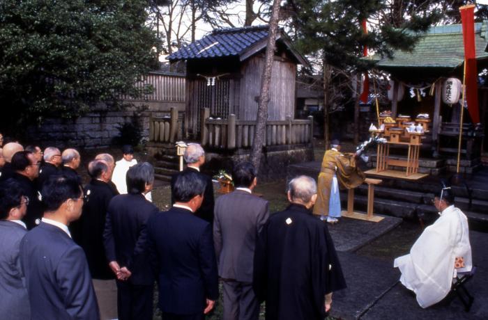 與四兵衛祭で神主の振る舞いを参加者たちが見守っている写真