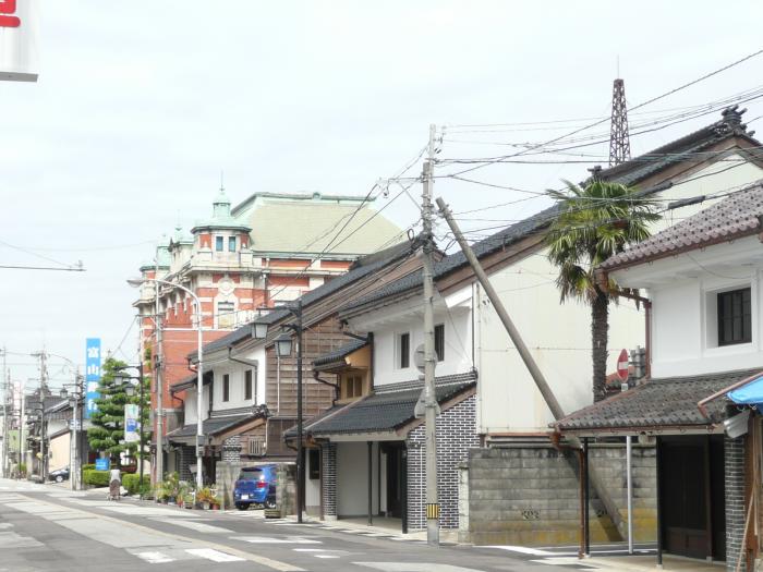 山町筋伝統的建造物群保存地区の写真。富山銀行の赤レンガの建物などが並んでいる。