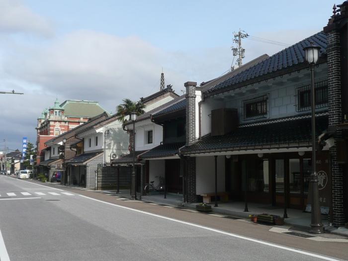 伝統的建造物が建ち並ぶ、山町筋の町並みの写真