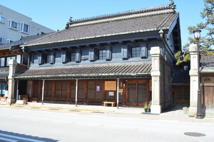 菅野家住宅の外観を正面右側から収めた写真