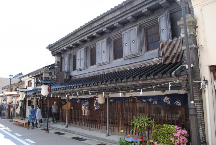 正面右側から収められた筏井家住宅の写真
