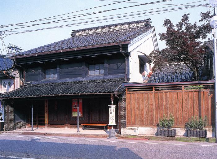 正面右側から収められた土蔵造りのまち資料館の写真