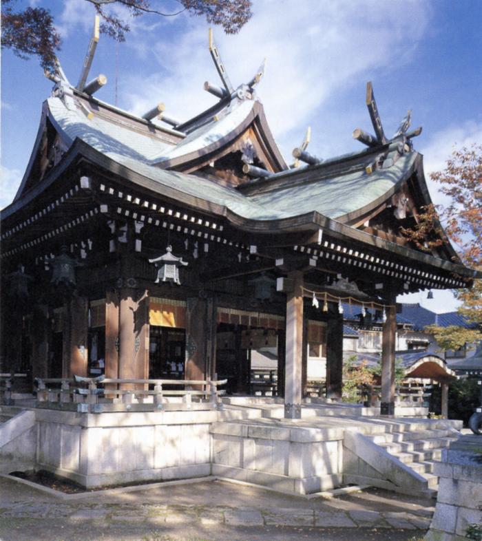 有礒正八幡宮を正面左側から収めた写真