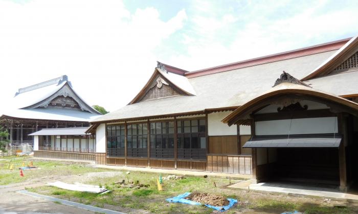 修理が完了した本坊および本堂渡廊下の外観の写真