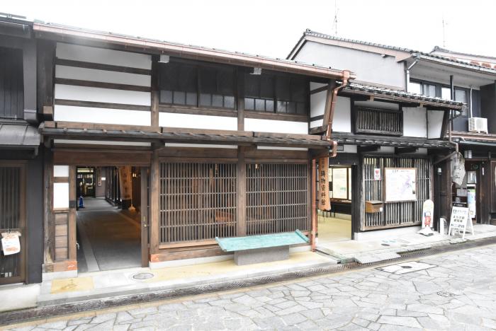 正面左側より撮影された、高岡市鋳物資料館の建物外観の写真