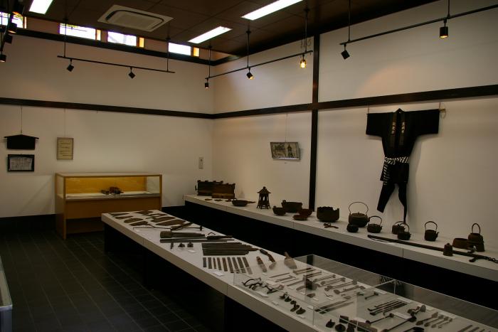 高岡鋳物の製作用具と製品が展示されている様子の写真