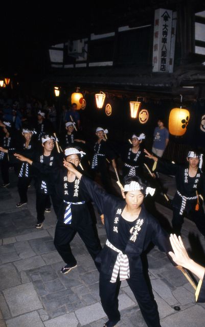 夜に行われている御印祭の踊り流しの写真