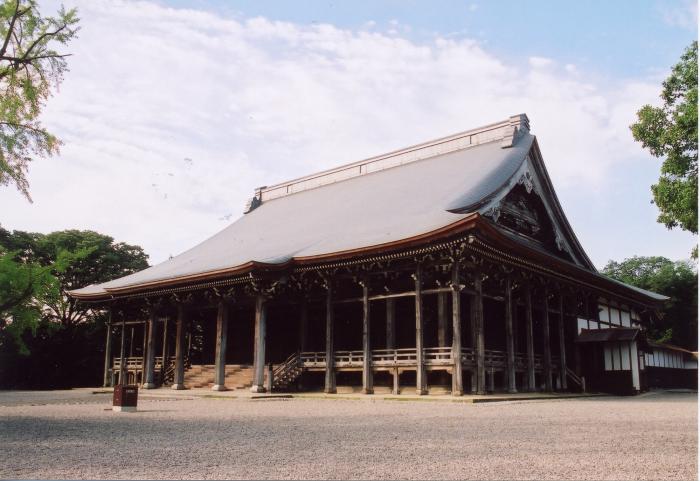 正面右側から収められた勝興寺の外観の写真
