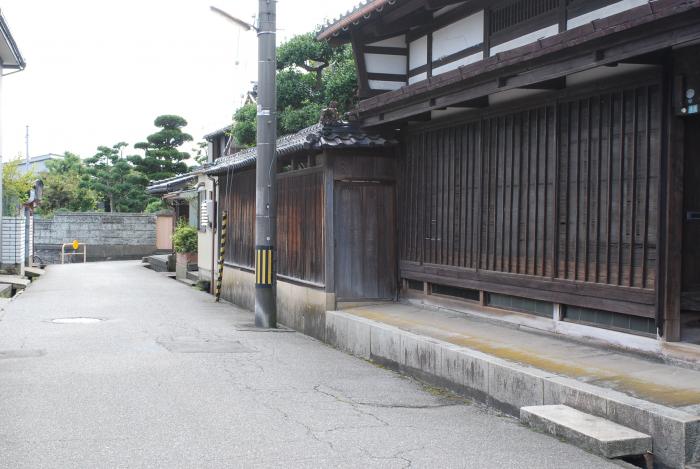 古い建物が並んでいる勝興寺寺内町の写真