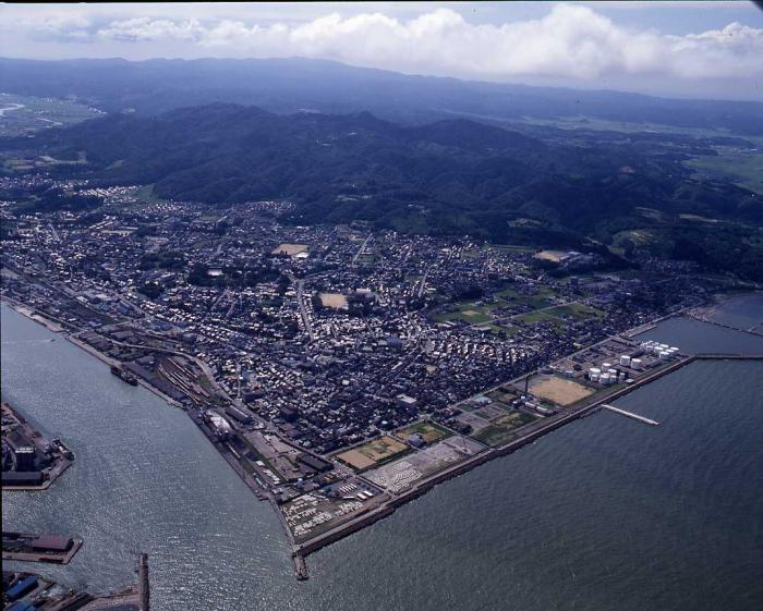 空から収められた伏木港の写真