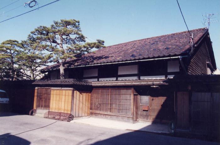 正面右側から収められた棚田家住宅の外観の写真