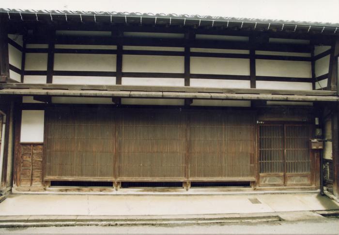 正面から収められた能松家住宅の外観の写真