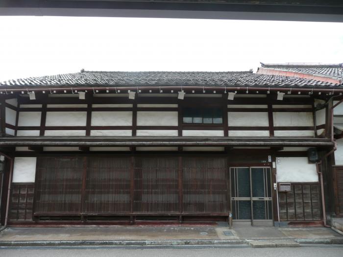 正面から収められた有藤家住宅の外観の写真