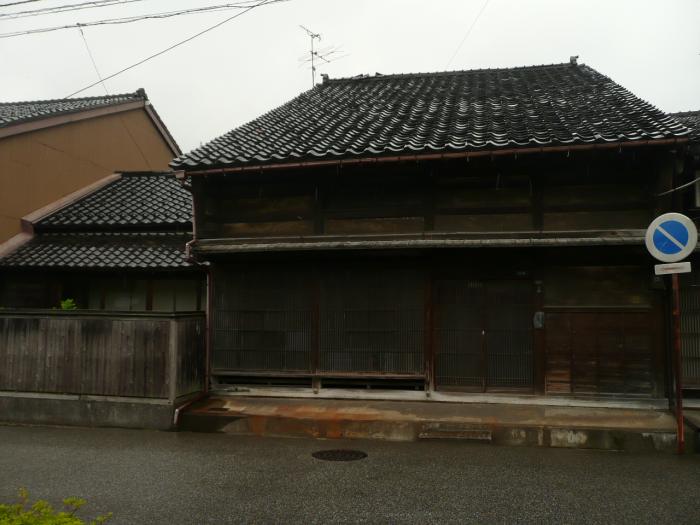 正面から収められた丸谷家住宅の外観の写真