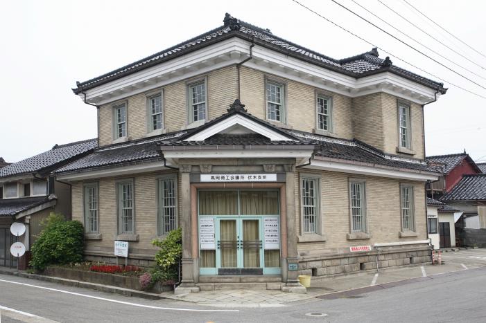 入口正面から収められた高岡商工会議所伏木支所の外観の写真
