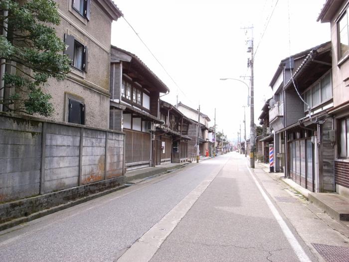 古い建物が並ぶ菅笠問屋の町並みの写真