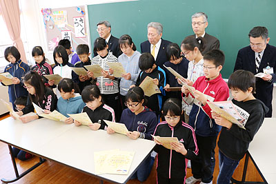 配布されたリーフレットを読んでいる児童たちの写真