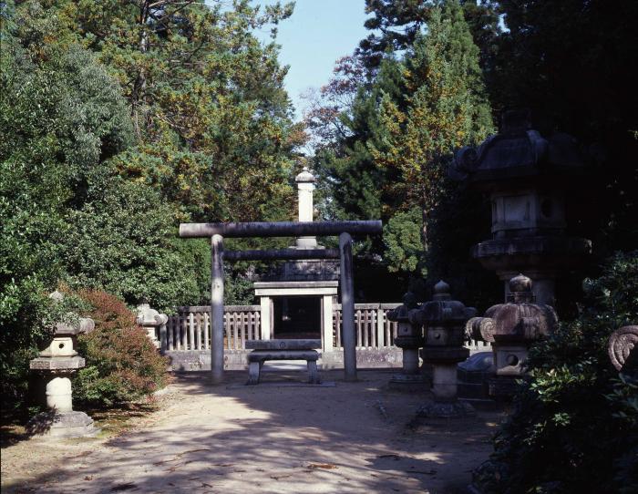 墓所内区正面入口の写真。石製の鳥居や複数の石燈籠が立っている。