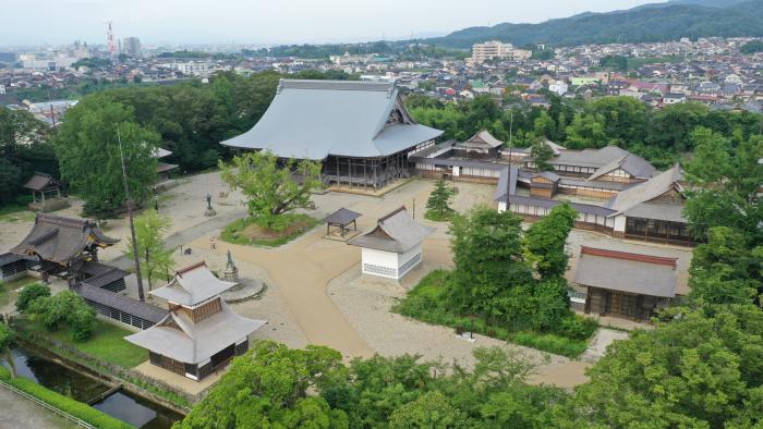 北東側より撮影された、勝興寺の境内および伽藍の鳥瞰写真