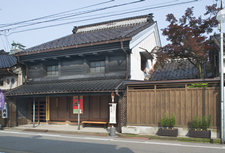正面向かって右側より撮影された、土蔵造りのまち資料館の建物外観の写真