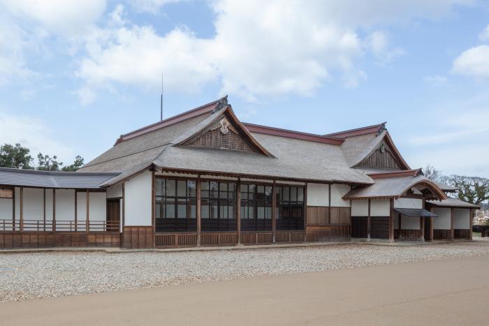 東側より撮影された、大広間及び式台の建物外観の写真
