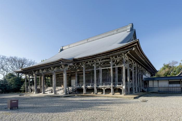 北東側より撮影された、本堂の建物外観の写真
