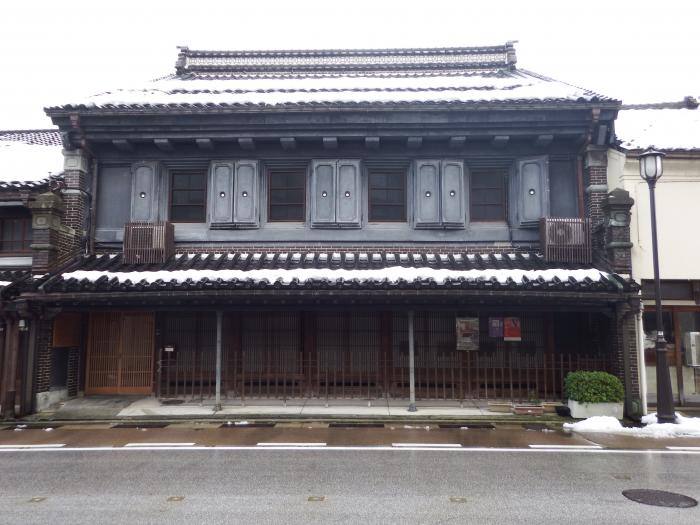 正面より撮影された、筏井家住宅の建物外観の写真