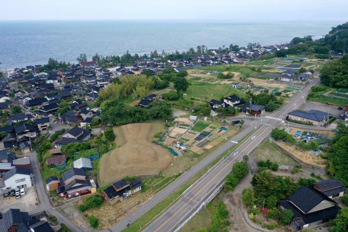 西側より俯瞰で撮影された、桜谷古墳群の空中写真。写真中央手前に1号墳、奥に2号墳が確認できる