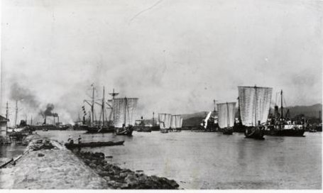 大正時代の伏木港の写真。蒸気船に交じって藩政時代以来の和船の姿も確認できる
