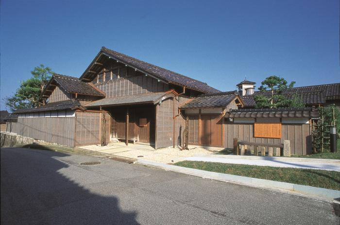 南西側より撮影された、高岡市伏木北前船資料館(旧秋元家住宅)の建物外観の写真