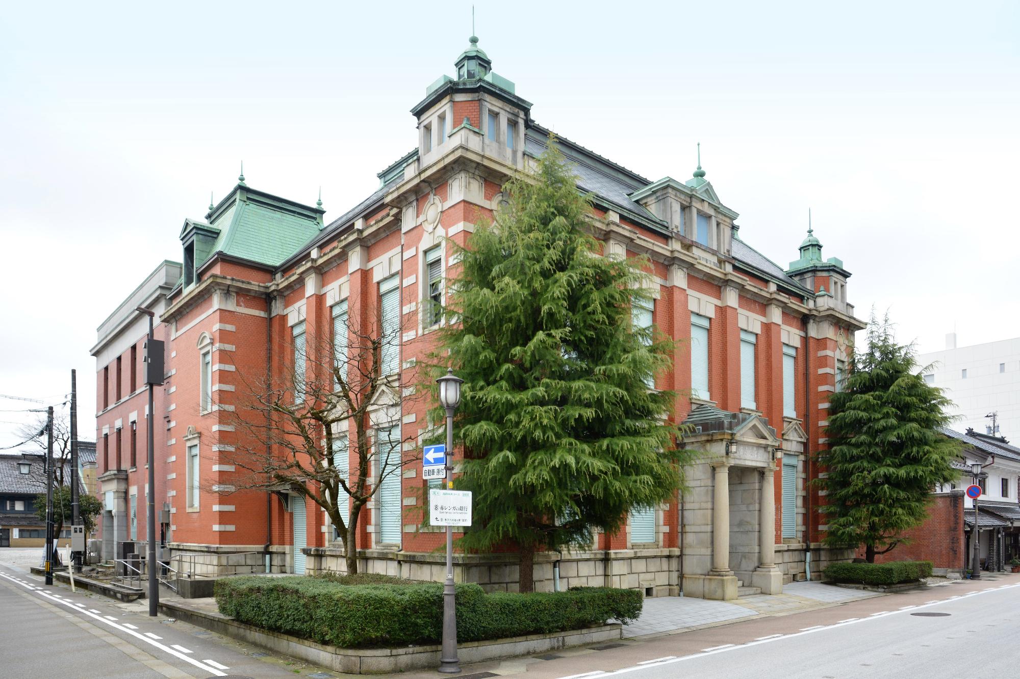 北側より撮影された、旧高岡共立銀行の建物外観の写真