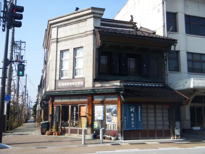 南側より撮影された、塩崎家住宅の建物外観の写真