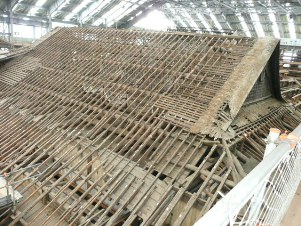 こけら板が取り払われて小屋組みが露出した、本坊大広間付近の屋根の写真