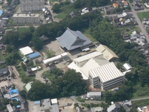 上空より撮影された、勝興寺の全景写真。本堂以外の大半の伽藍が修復作業用の覆い屋で覆われている様子が確認できる
