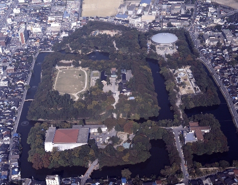 城跡の上空より撮影された、高岡城跡の全景写真